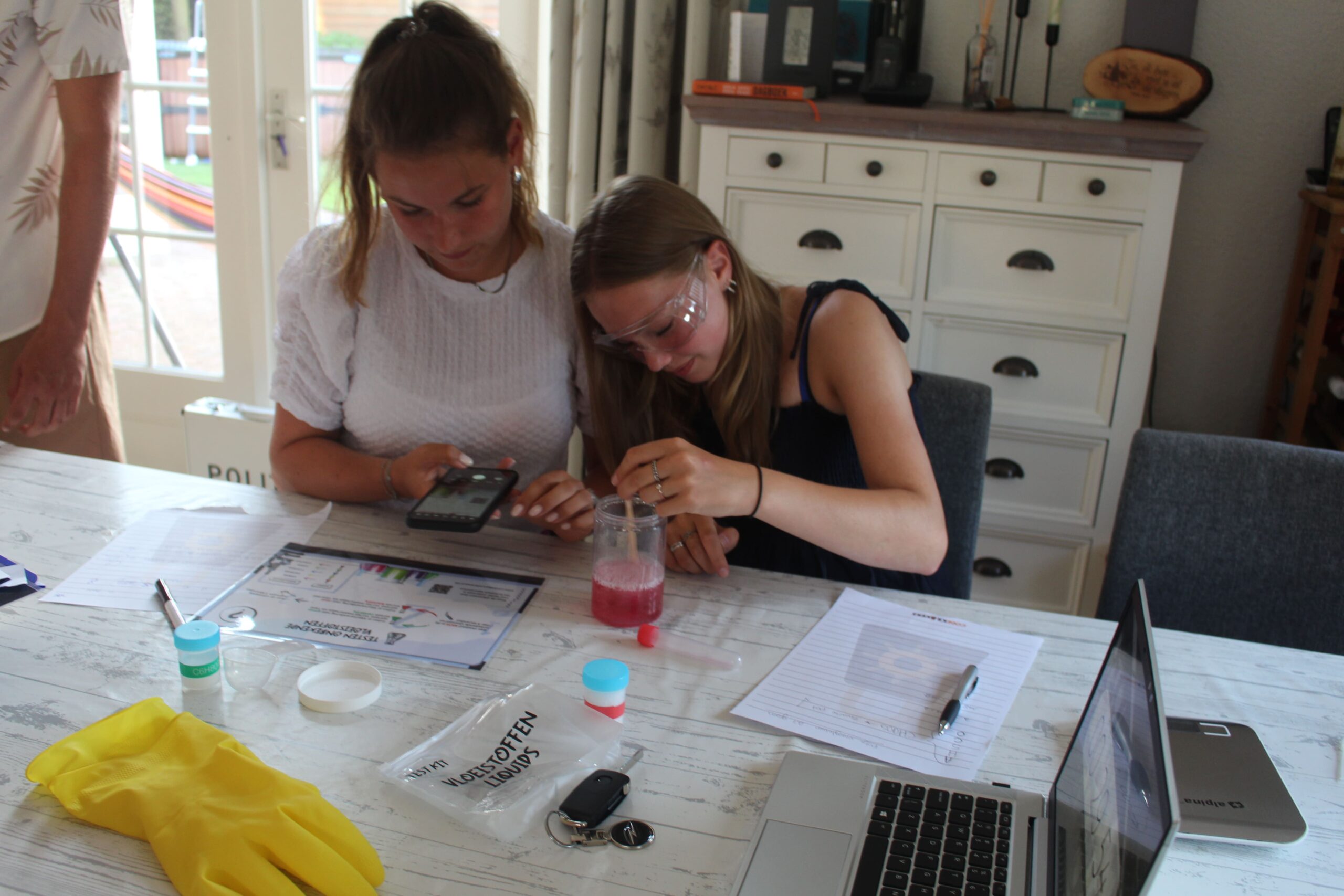 Laboratorium proef in escape room box voor thuis