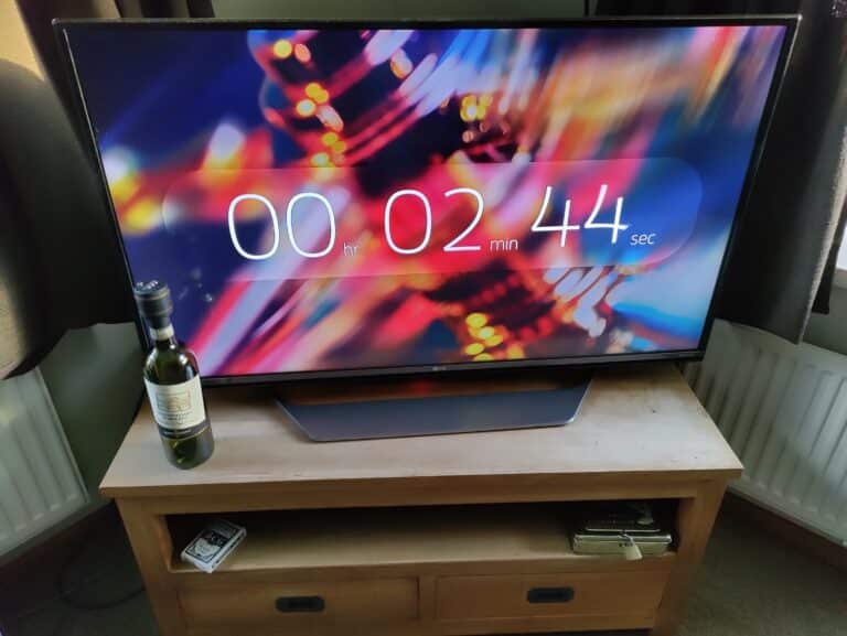 Timer escape room op groot scherm. Escape box thuis in de woonkamer