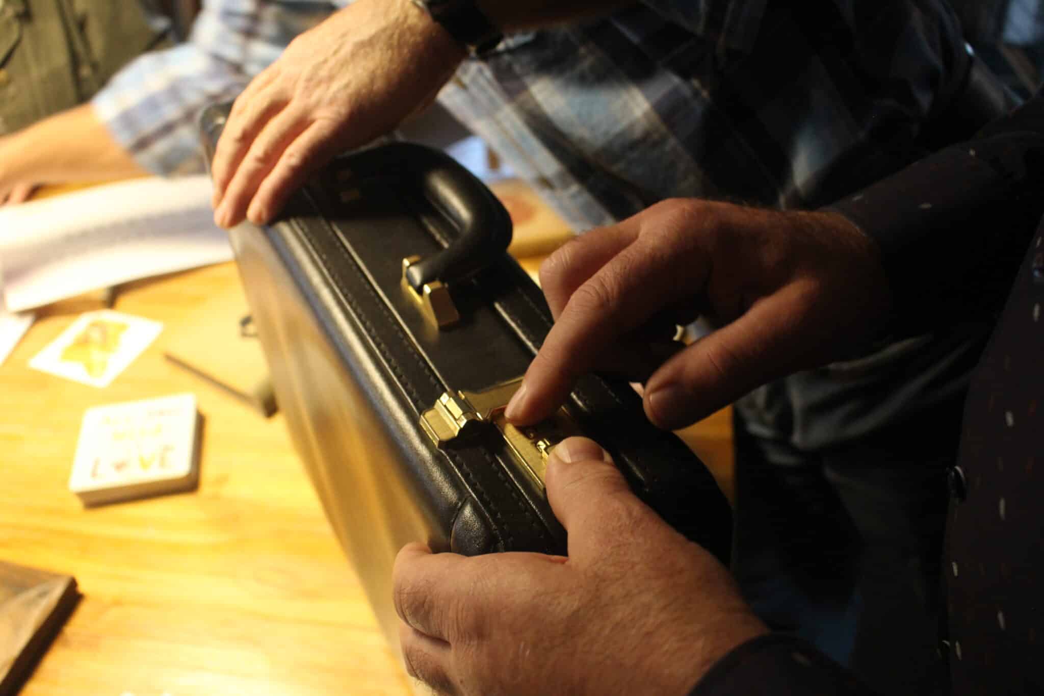 Escape room voor thuis aktetas code in escape box