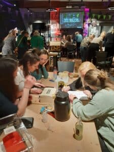Escape room op locatie grote groep | Codekrakers escape box