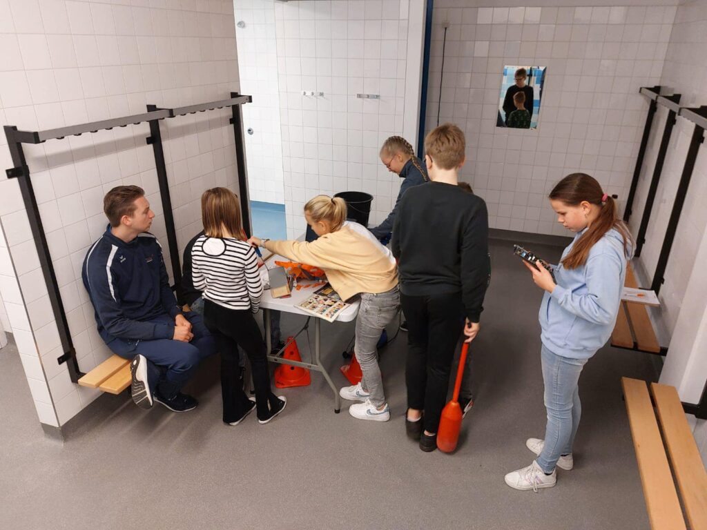 Escape room voor kinderen op school in de gymzaal