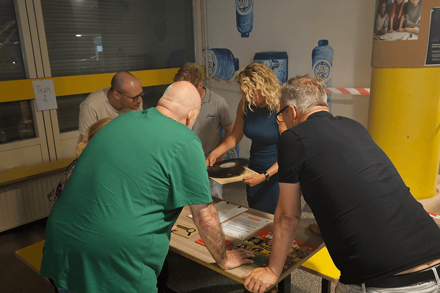 Spelers escape room op locatie op school