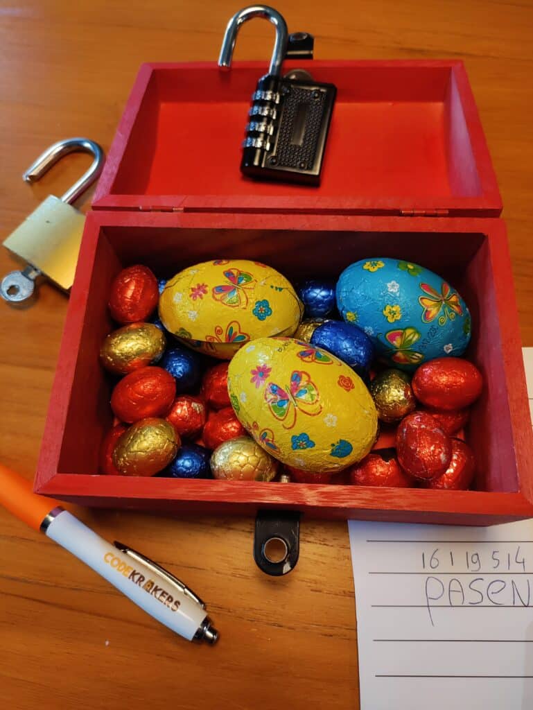 Paaseieren in escape room verstopt