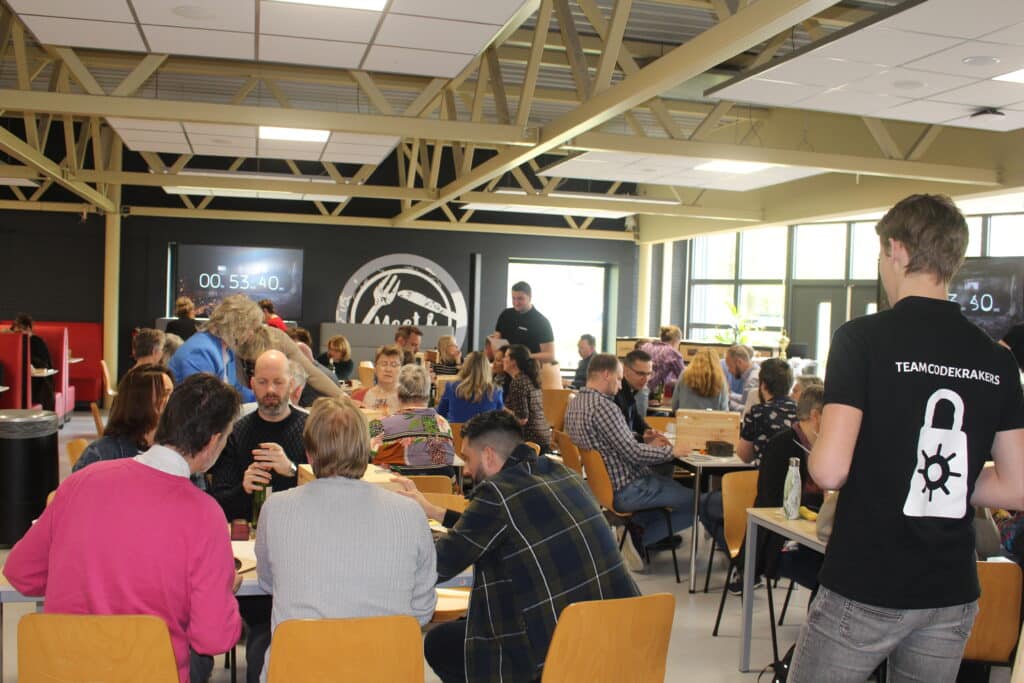 Escape room speelruimte in een grote groep met spelbegeleider van Codekrakers
