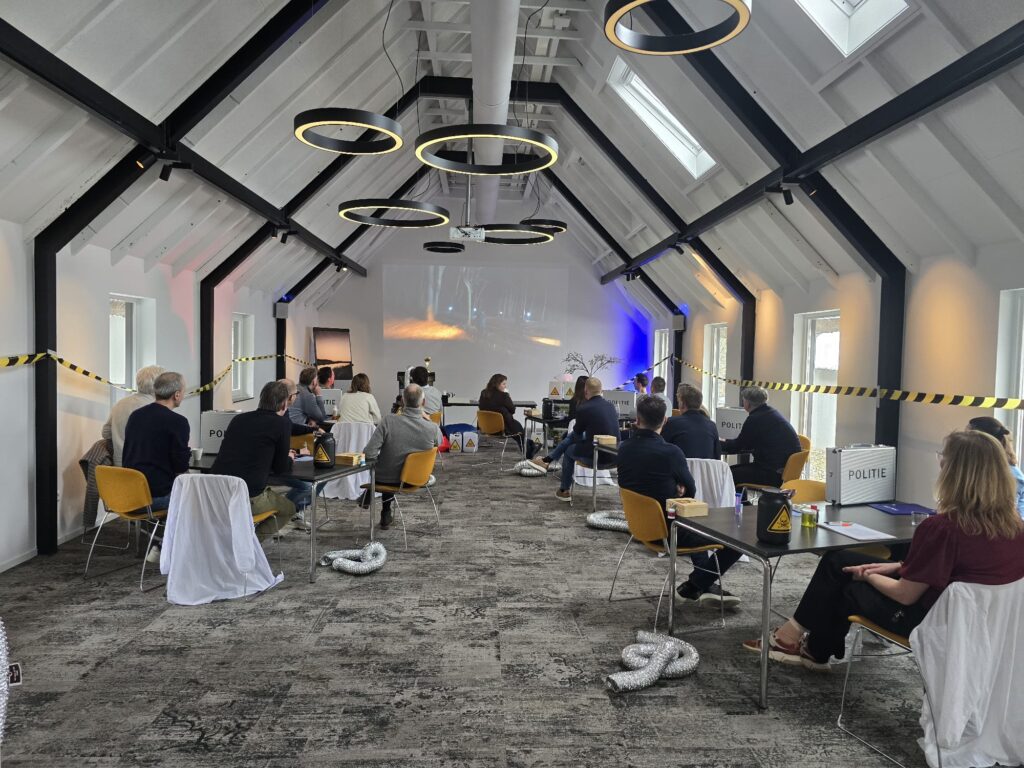 Escape room voorhovens vennootschap in zaal met groep 30 personen