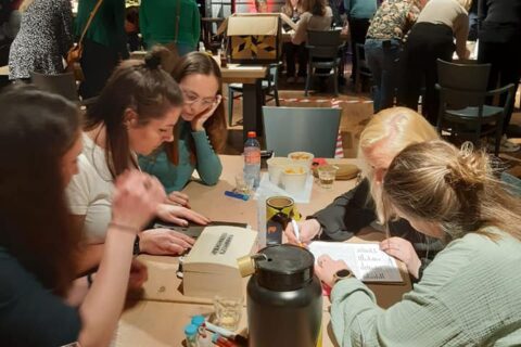 Escape room op locatie grote groep | Codekrakers escape box