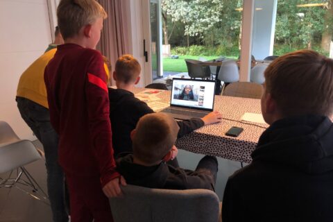 Escape room voor thuis Vlogmysterie sfeerfoto tieners tijdens het spelen escape room